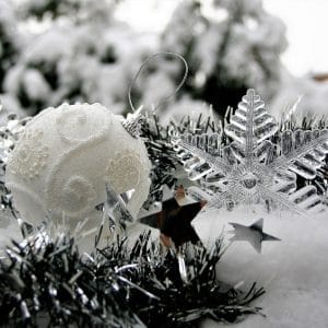 Julkort, julgåva till en vän eller släkting är uppskattat. Vit julgranskula, snöstjärna, stjärnor och glitter.